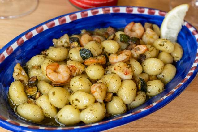 GNOCCHI CON GAMBERI ZUCCHINE E BUCCIA DI LIMONE