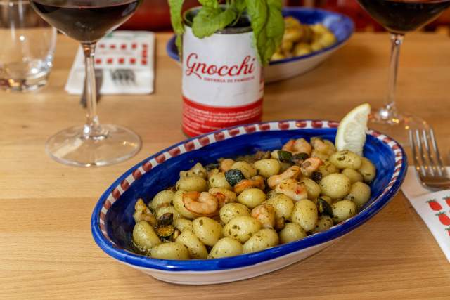 GNOCCHI CON GAMBERI ZUCCHINE E BUCCIA DI LIMONE